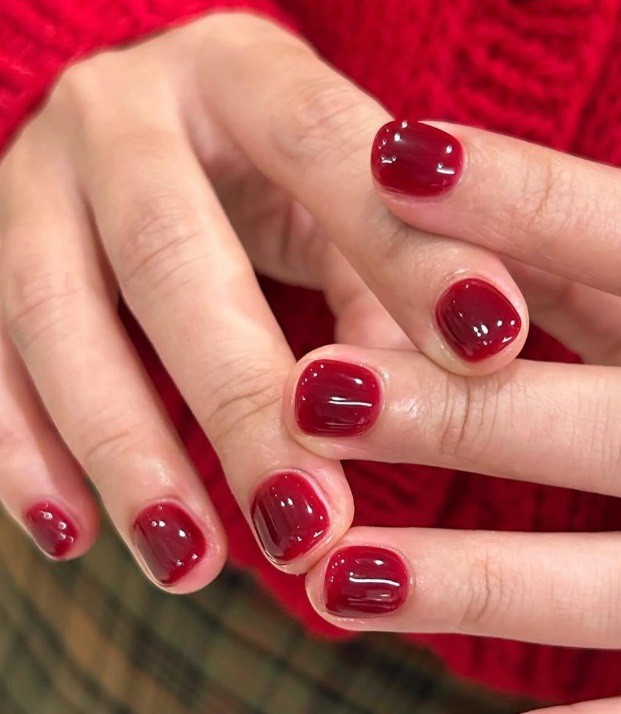 Червен маникюр