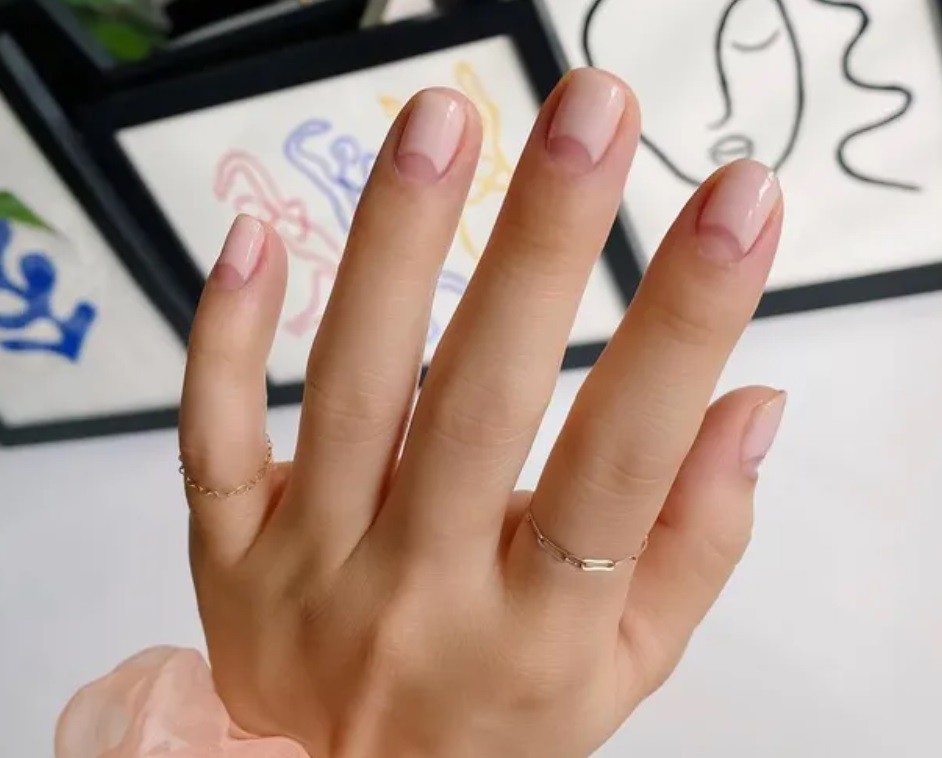 Обърнат френски маникюр