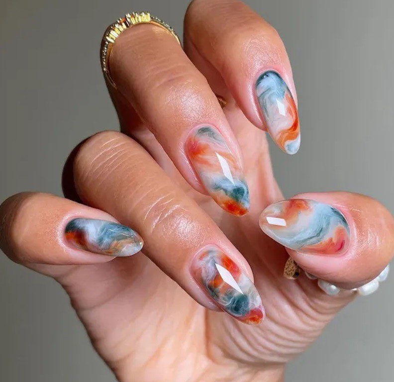 Идеи за маникюр с „цъфтящ“ лак