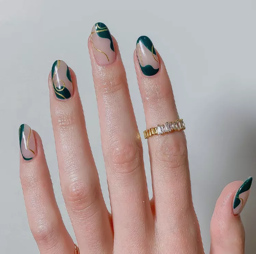 Зелени и златни абстрактни нокти