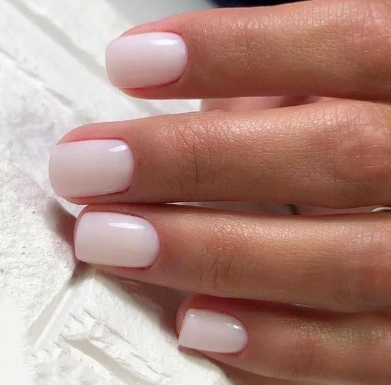 Бял маникюр