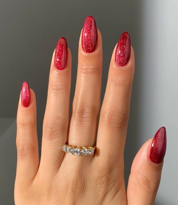 Блестящ червен маникюр
