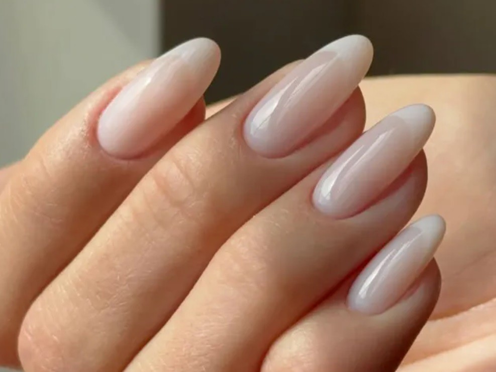 Облачен френски маникюр