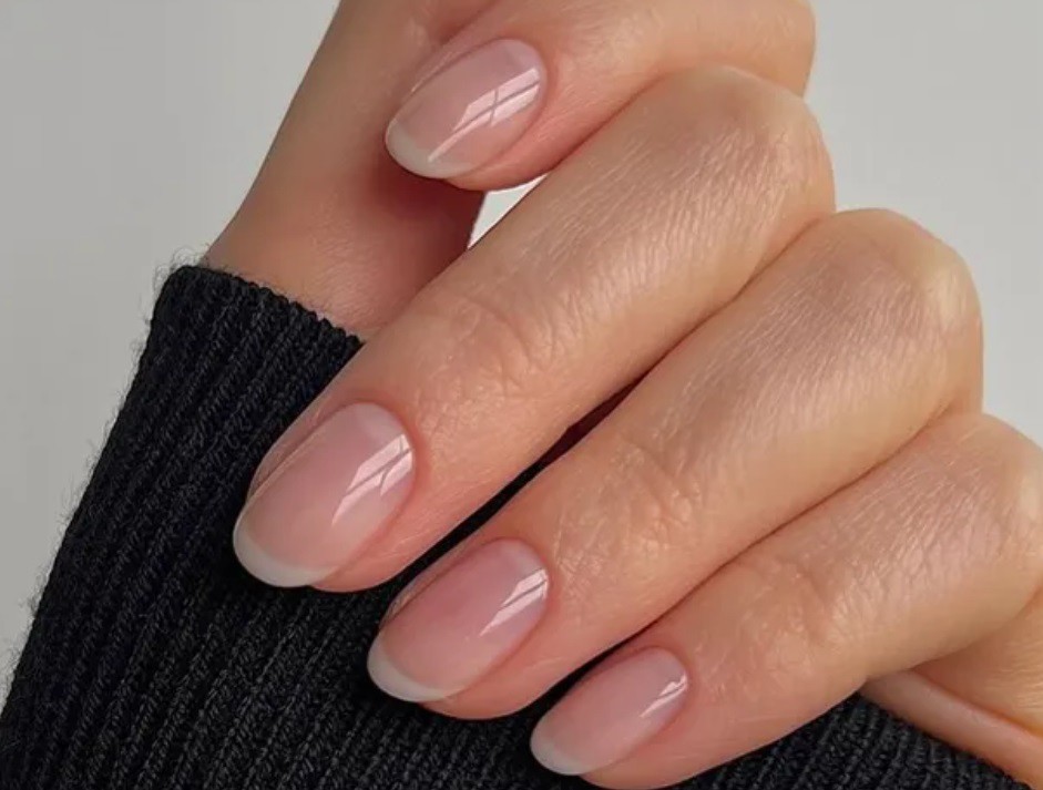 „Невидим“ френски маникюр