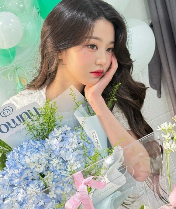 Розов грим с ярки устни