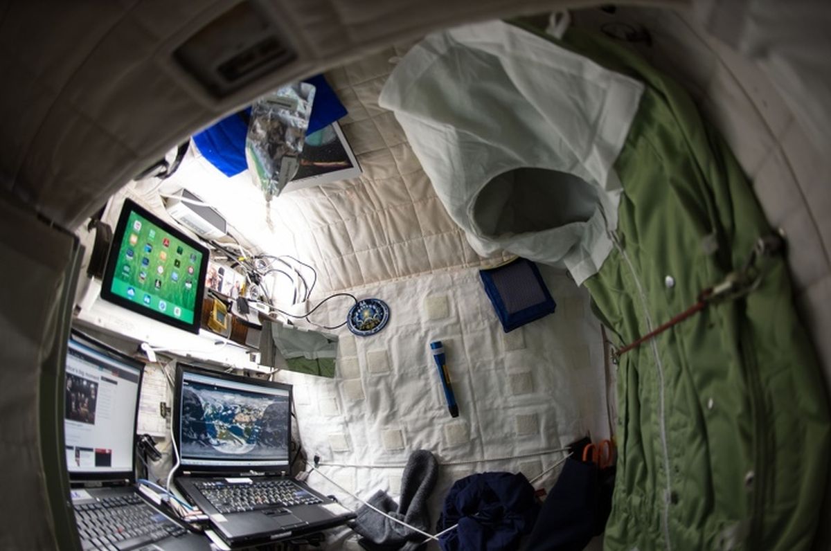 Бонус: Как спят астронавтите в Космоса?