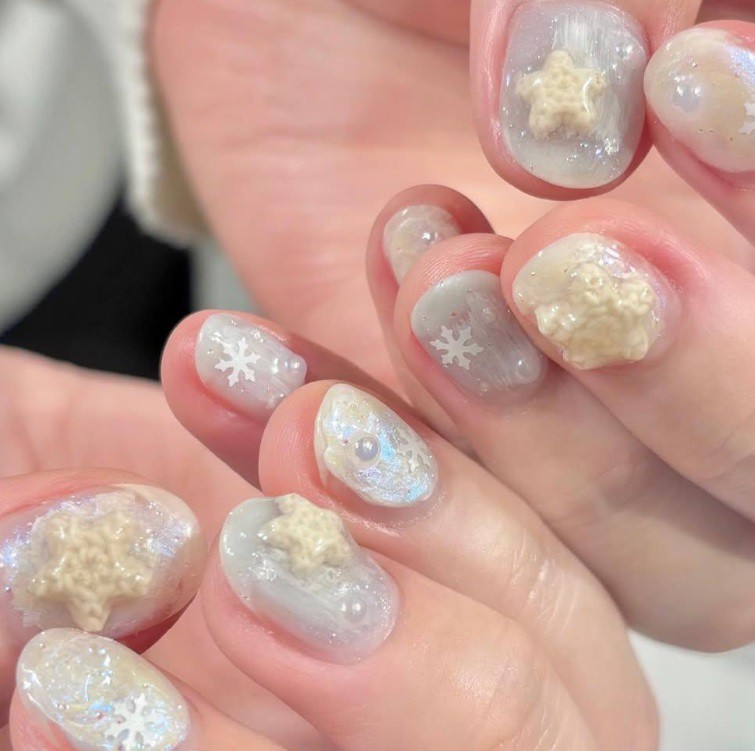 Маникюр със снежинки