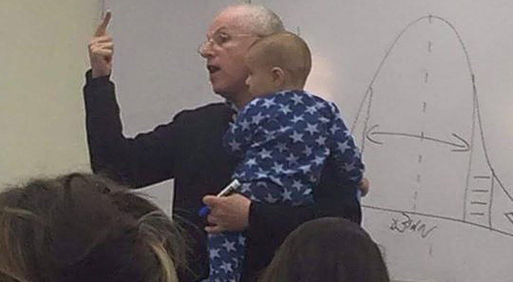2. Професорът, който държи бебе в час