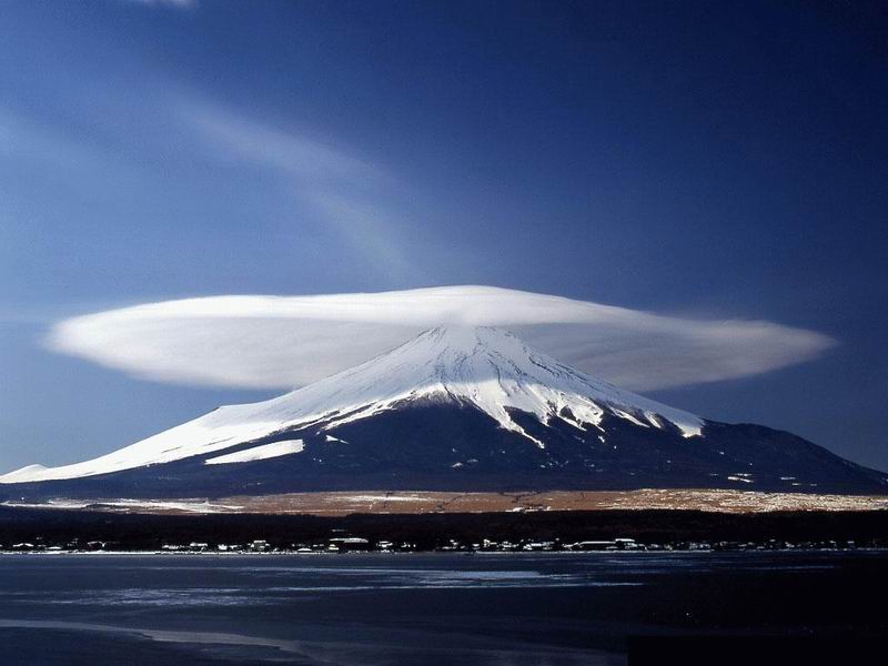Планина с шапка от облаци