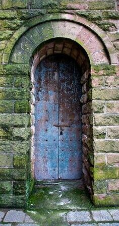 8. Синя врата и каменна стена