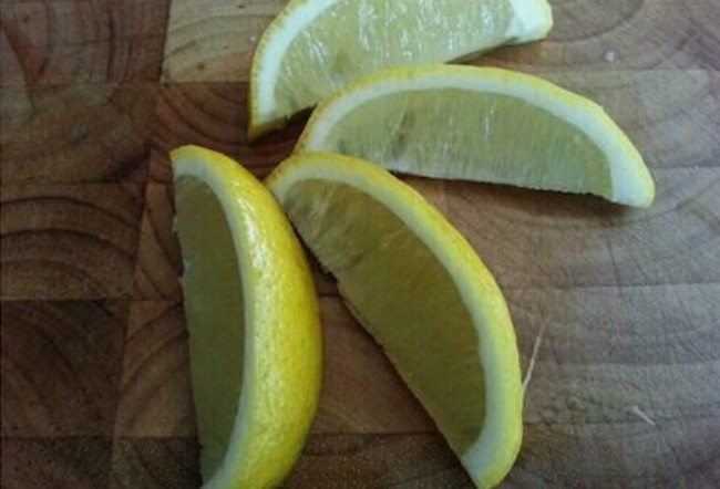 Нарязан лимон в алуминиево фолио
