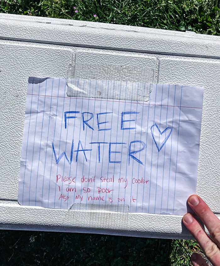 Табелка за безплатна вода