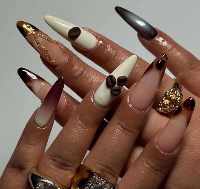 Маникюр в стил еспресо мартини