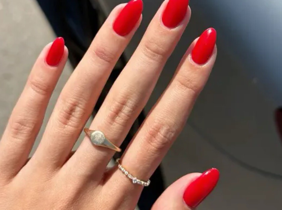 Ярко червено