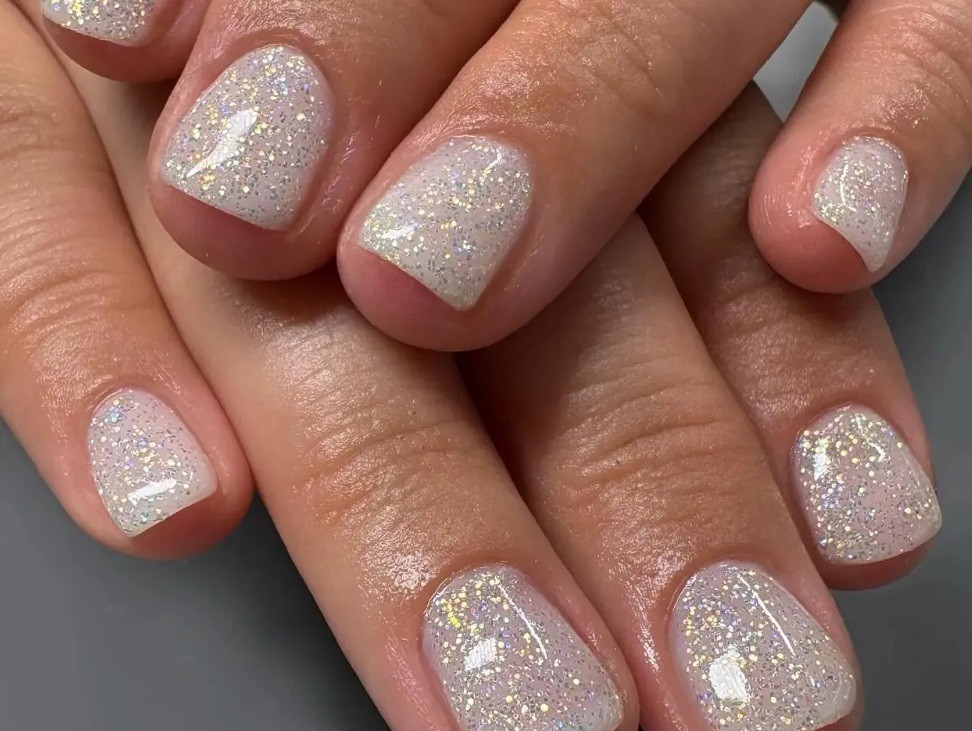 Млечно бяло с брокат