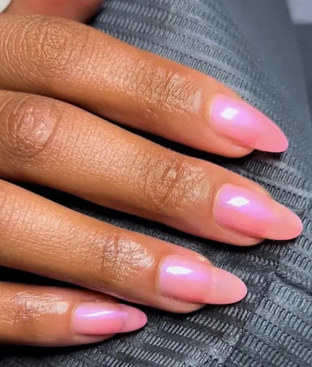 Прозрачен розов маникюр