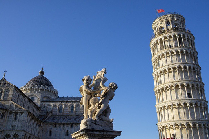 Кулата в Пиза се изправя