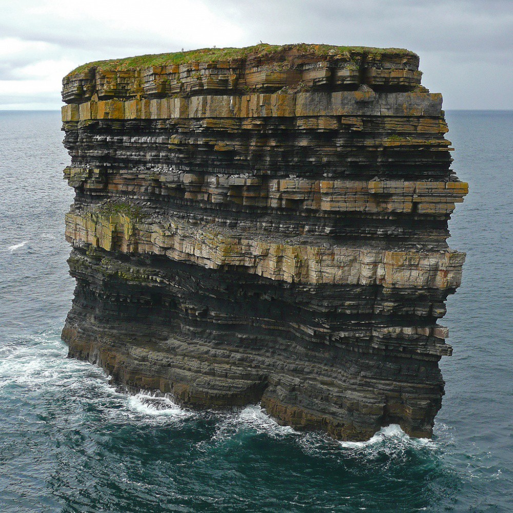 Седиментна морска скала в Ирландия