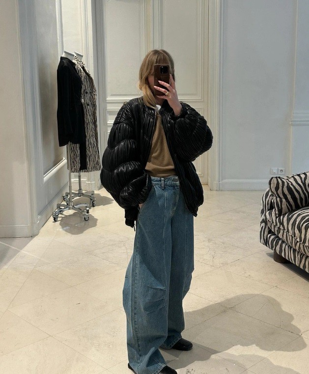 Пуловер + леко яке + дънки