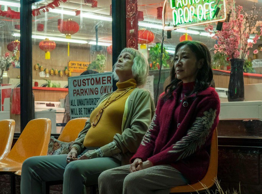 „Всичко навсякъде наведнъж“ (2021)