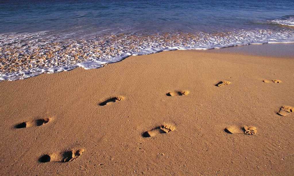 Притча за стъпките в пясъка