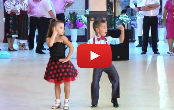 Впечатляващият танц на две малки ангелчета! (Видео)