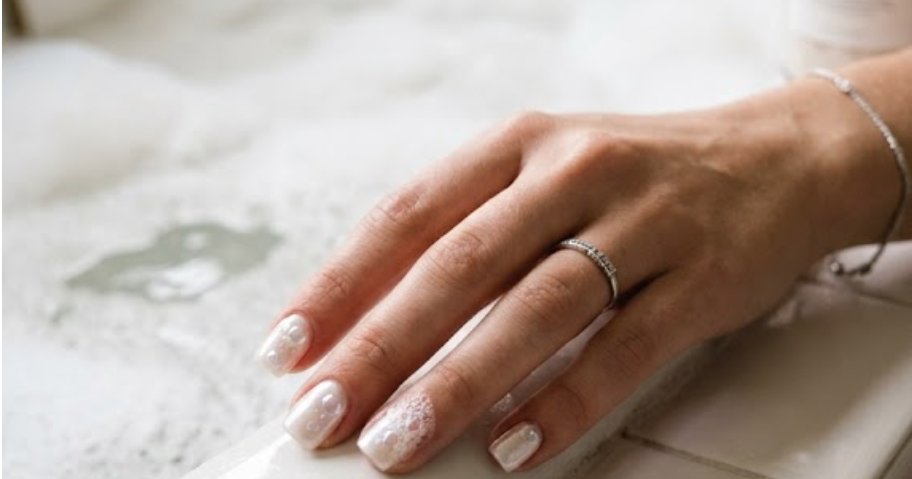 Маникюр с цвят на мехурчета за вана: 8 деликатни дизайна в телесен цвят