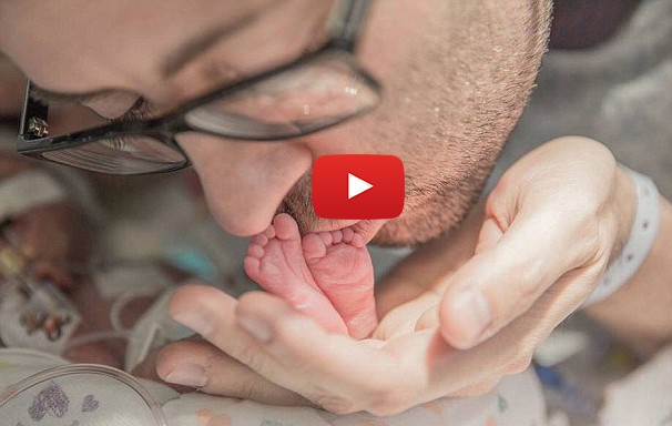 Сърцераздирателно видео на баща, който пее на умиращото си бебче