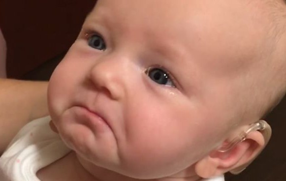 Вижте реакцията на бебе с увреден слух, което чува майка си за първи път