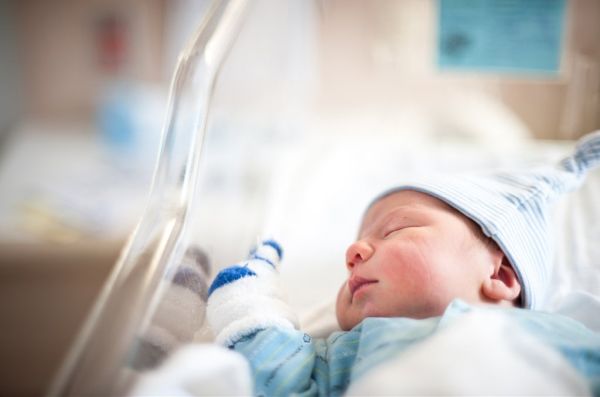 Първи ден от новия живот: 10 снимки на първия ден на бебето