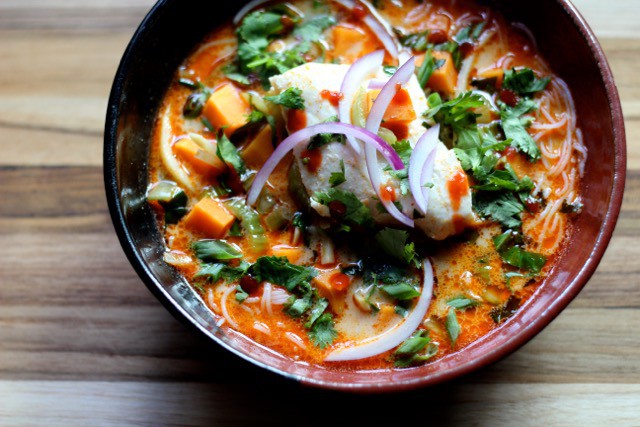 Тайландска къри супа с нудли и халибут