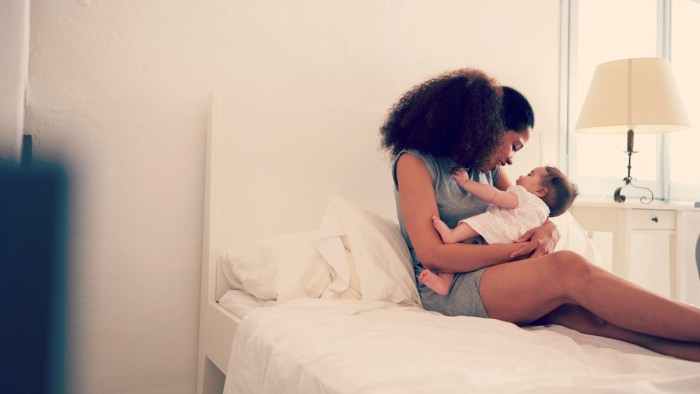Как да оцелеем първите шест месеца с новороденото си
