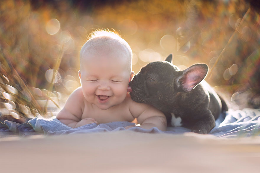 Най-добритe приятели: Бебе и булдог родени на една и съща дата