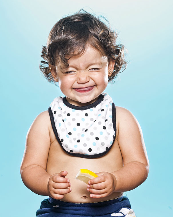 Снимки на малки деца, които опитват лимон за пръв път