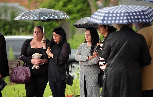 Десетки непознати отидоха на погребението на неизвестно бебе