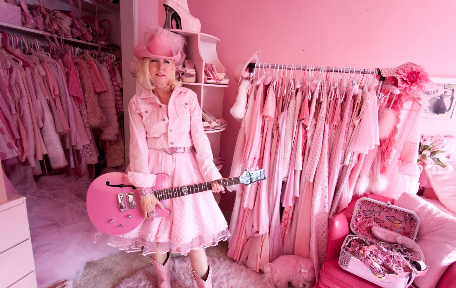 Как да носим розово без да заприличаме на кукла Барби?