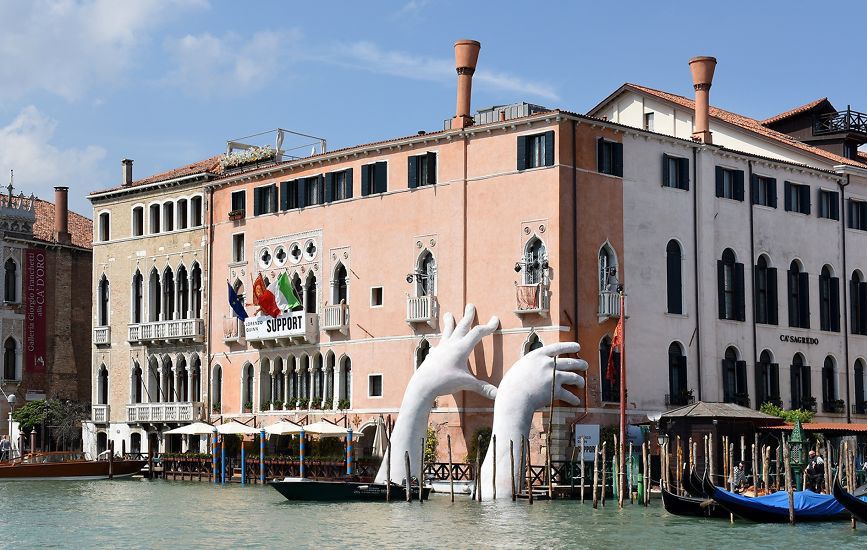 Гигантски ръце се надигнаха от каналите във Венеция