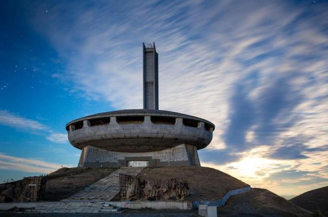 Паметникът на връх Бузлуджа - символ на българската историческа памет