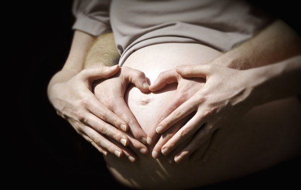 Боди арт показва какво се случва в бременното коремче на всяка жена