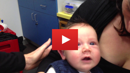 Бебе чува за първи път гласа на родителите си (Видео)