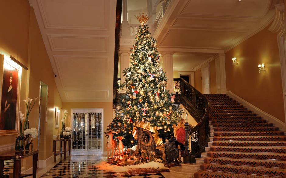 Коледната елха на D&G грейна в емблематичния лондонски хотел Claridge