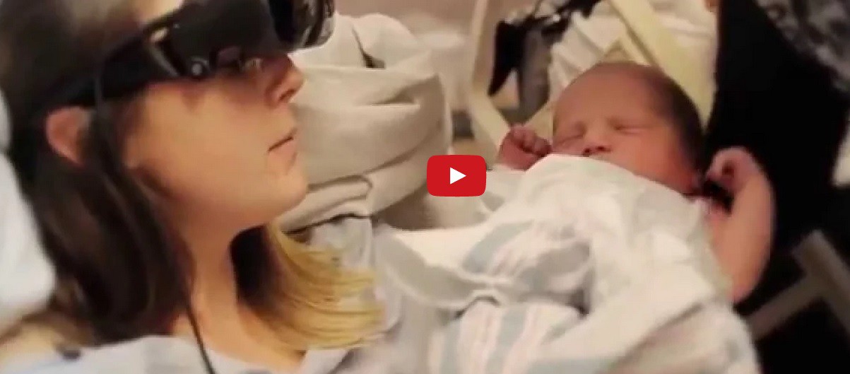 Сляпа майка вижда бебето си за първи път със специални очила (ВИДЕО)