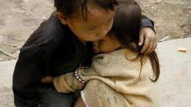 Снимката на брат и сестра, която показа страданието на милиони
