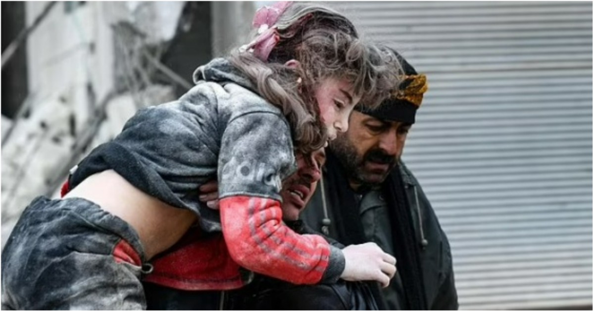 7-годишно дете е СПАСЕНО от руините в Турция след катастрофалното земетресение (ВИДЕО)