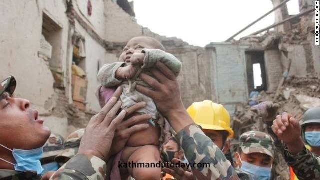 Истински истории: Четиримесечно бебе бе извадено невредимо от отломките в Катманду
