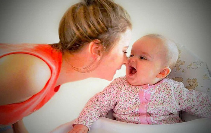 Майка сподели гениален трик, с който бебето ѝ спира да плаче, но не всички го одобряват