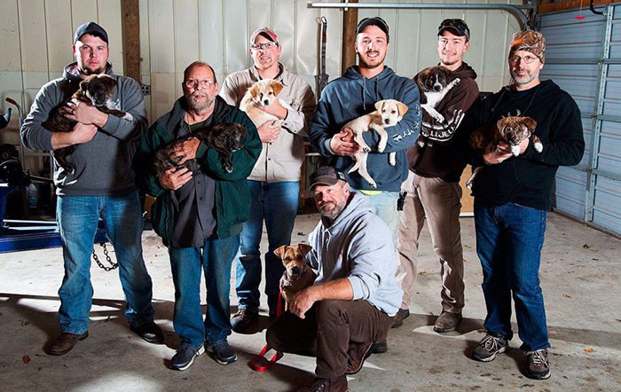 8 мъже осиновиха 8 кученца, прекъснали ергенското им парти