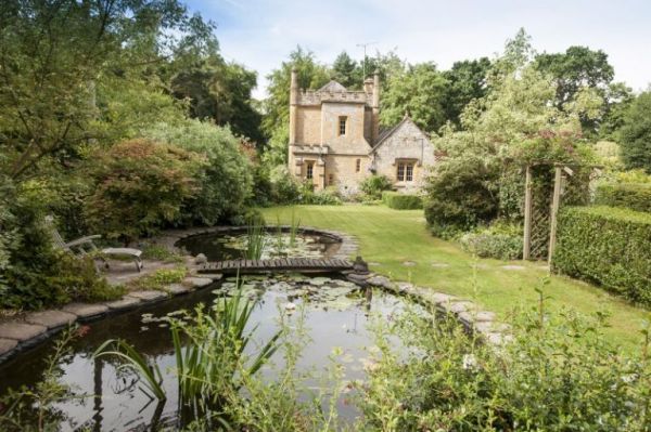 Искаш ли да си купиш замък? Най-малкият замък в Англия се продава!
