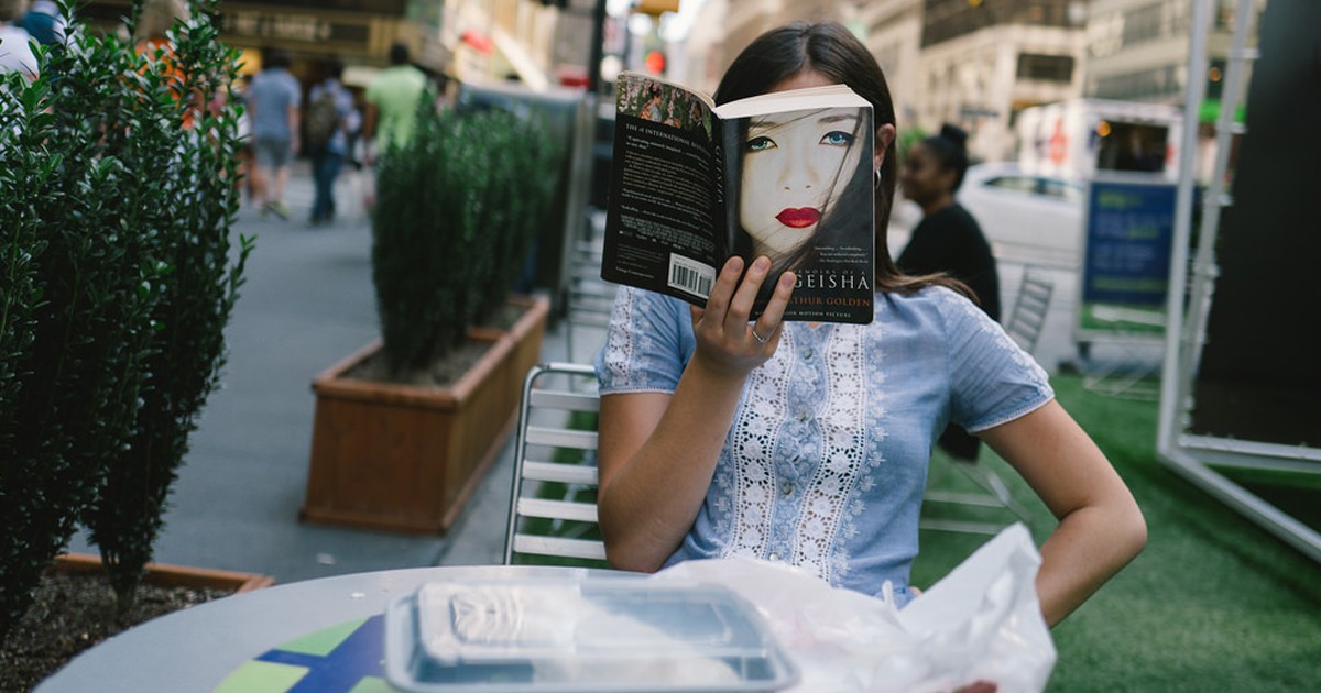Фотографът Джонатан Хигби ни разкрива съвпаденията по улиците на Ню Йорк