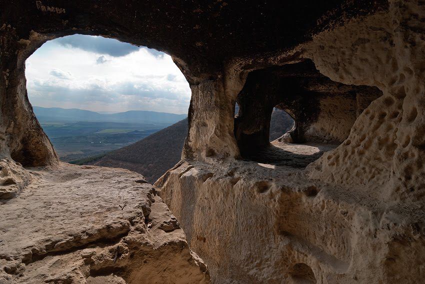 5 изумителни скални манастира в България